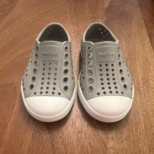 Gray Natives size 5 toddler